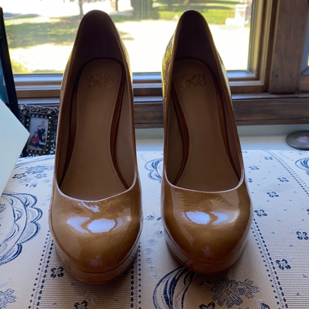 Joan &David pumps